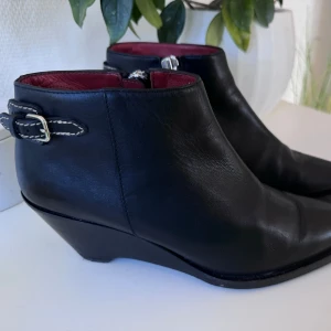 ACNE STUDIOS Carrie Ankleboots - Superfina boots från Acne Liten repa ena tån Borde gå bort med skokräm