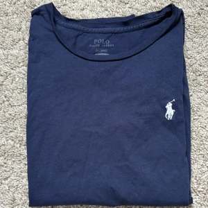 Ralph Lauren t-shirt  - T-shirt från Ralph Lauren i storlek M i färgen mörkblå/vit. Liten i storleken och använd en del ggr men ändå i bra/använt skick💗