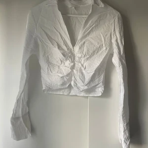 Vit topp - Säljer en oanvänd vit topp från H&M i storlek S🤍