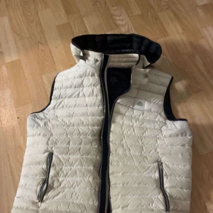 Moose knuckels väst - Säljes då den inte används  Kostar 6000 ny Ända som är att den är lite smutsig 