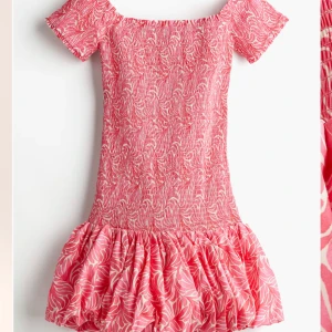 Trendig rosa klänning med volang💘 - Säljer denna eftertraktade och trendiga klänningen då den inte har kommit till användning, prislappen är kvar och har aldrig använts 💕 