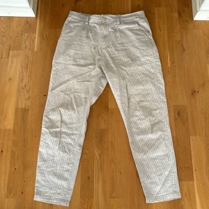 Linnebyxor - Randiga linnebyxor från only & sons i stl W 31 L 32 Andvänt skick