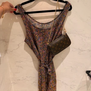 Finaste Blom-Klänningen från Zara i strl S  - Fint skick! Så otroligt fin!