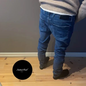 Replay jeans - Säljer ett oar feta Replay jeans av modell ”anbass”👖Storlek: 31/34 | Skick: 9/10 | Pris: 849 kr | Modellen på bilden är 185 för referens | Skriv vid minsta fundering