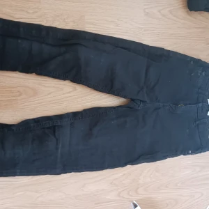Svarta jeans  - Högmidjade svarta skinny jeans fråk gina tricot. Stretchigt tyg och superbekväma.   Köparen står för frakt 💕