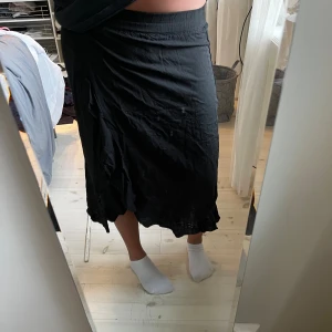 Kjol! - Svart volang kjol i st 32/34!🌸