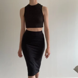 Svart pennkjol knälång - Knappt använd svart pennkjol i strl xs