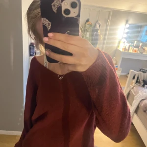 Vinröd stickad tröja  - Superfin vinröd tröja som jag köpte på lager 157❤️ Använd ca 1 gång🫶🏼