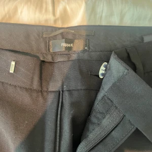 Kostymbyxor  - Långa svarta kostymbyxor som har fin detalj på fickan. Säljer pga att de inte passar mig längre🤗