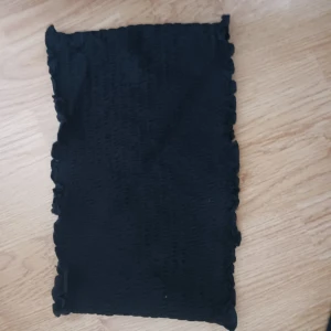 Svart ribbad bandeu - Svart ribbad bandeu topp i storlek xs men superstretchig. Riktigt snygg och passar bra till sommaren. Säljer pga använder inte längre.   Köparen står för frakt 💕