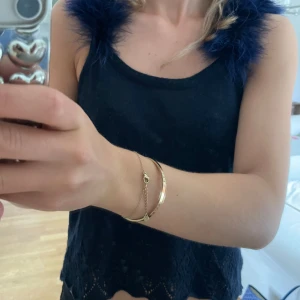 Topp med päls - Köpt second hand vet ej märke elr strl. Men troligtvis xs-m. ”Stickat” blått tyg. Frakt tillkommer.