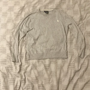 Grå Ralph Lauren tröja - Fin grå Ralph Lauren tröja i gott skick. Storlek L barnstorlek men passar även XS/S i herr om man är smal  eller S i dam.