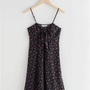 & Other Stories blommönster, svart miniklänning med axelband - Söt klänning med spetsdetaljer och ett vackert blommönster. Perfekt för en varm sommardag.  Skick: Mycket bra  Längd: 70cm