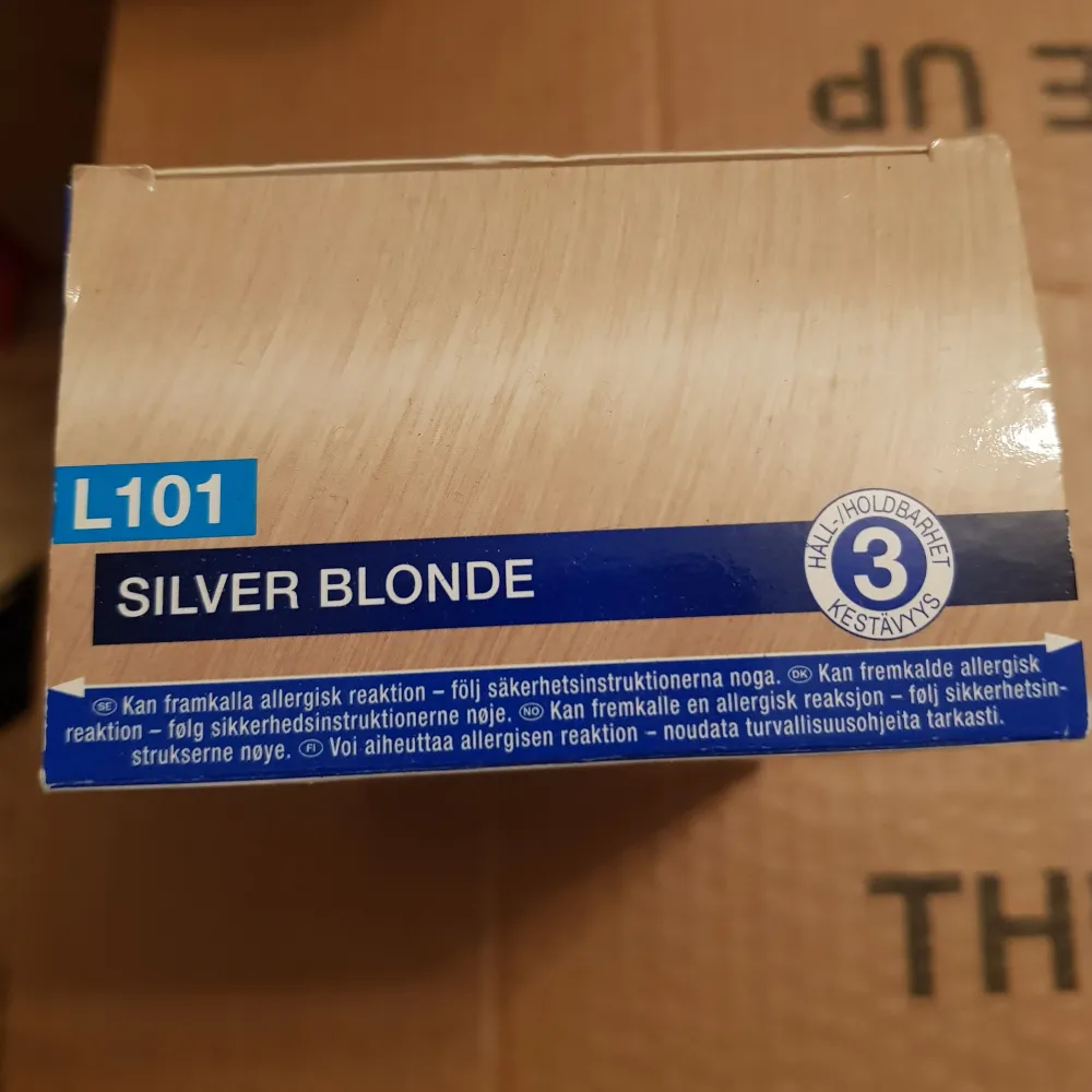 Ny Blekning / hårfärg Silver blond nr L101 up to 8 level lift De denna finns de två ani yello då jag fått över en av sammamärke har jag lagt i en så denna går till hår ännda ner till midjan (navlen) hanskar plaska å själva färgen . Skönhet.