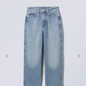 Blå weekday jeans i modell rowe och storlek L32 och W29