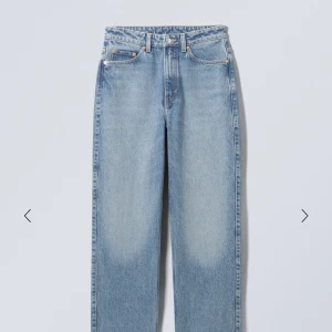 Weekday jeans - Blå weekday jeans i modell rowe och storlek L32 och W29