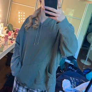 Green hoodie - Green hoodie, worn a few times