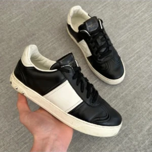 Valentino Flycrew - Säljer dessa Valentino skor i storlek 38,5. (En nit borta) Annars väldigt snygga och fräscha skor. Det ingår extra snören.  PRISET GÅR ATT DISKUTERA ‼️‼️