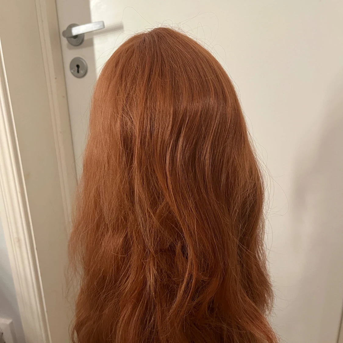 Brun/röd peruk  - 90