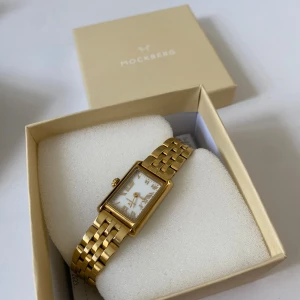 MOCKBERG klocka - Timeless gold i nyskick. Nypris är 1599 kr.