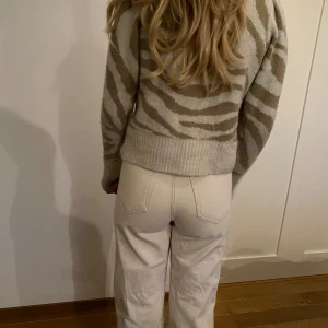 Jeans - Högmidjade jeans från pull & bear!! Använda fåtal gånger 