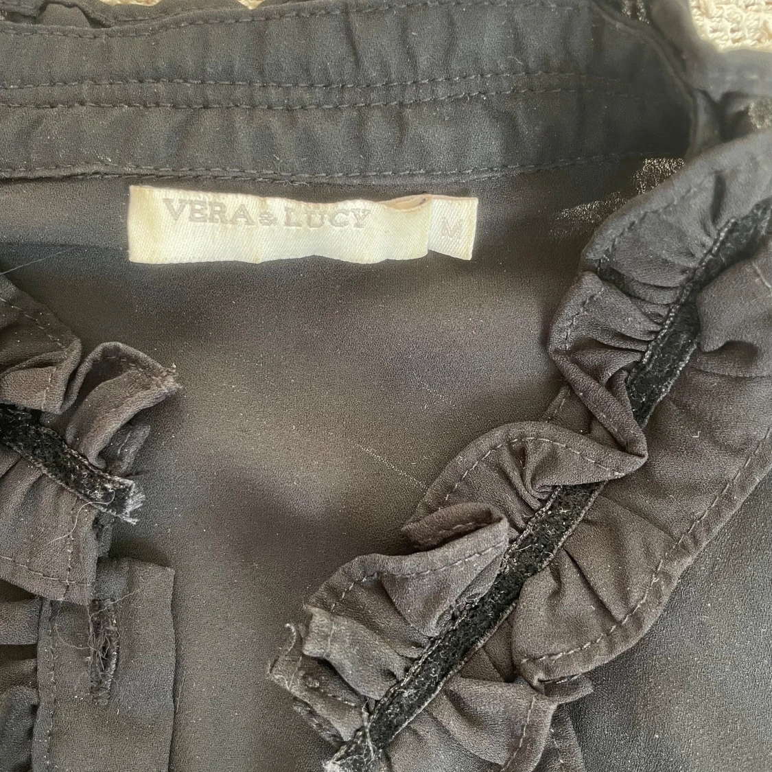 Svart blus med volanger - 90