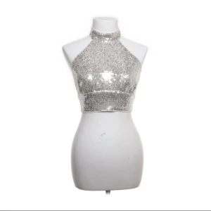 Halternecktopp  - Säljer denna festtoppen från Amisu då det är en halternecktopp. Storlek på denna super snygga tröjan är XS. Jag skulle säga färgerna inkludsive paljetterna är beige och silverfärgad. Paljetterna sitter som klister och är i nyskick.🩷