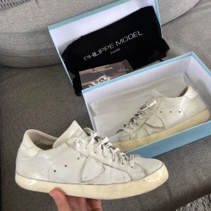 Philippemodel  - Säljer nu dessa philippemodel skor i storlek 41 som är i bra skick men något slitna i hälen. Har dessa och några andra par där det är begränsat med box och dustbag så det är först i kvarn för att få med, skriv för fler bilder/frågor🙌🏼