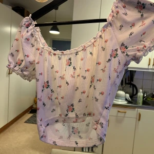 Blommig topp - Bra skick. Knappt använd. 