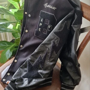 BAPE Varsity Jacket - knappt använd, vid snabb affär kan priset diskuteras 