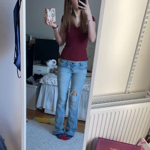 Anna field t shirt - Asss snygg Anna field t shirt, helt slutsåld på Zalando. Säljer då jag inte tycker jag passar i färgen. Skriv privat för flera bilder eller frågor💗Knappast använd