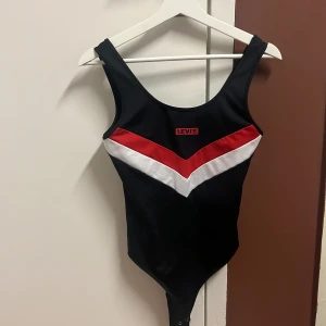 Levi`s body topp - Storlek S Oanvänd💞