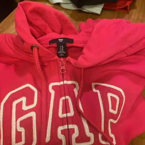 GAP hoodie - Rosa GAP zip hoodie med spår av användning i gott skick