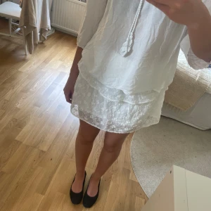 Volangkjol - Vit broderad volang kjol❤️