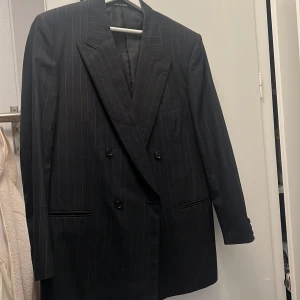 Svart randig kavaj  - Svart randig kavaj, köpt second hand 