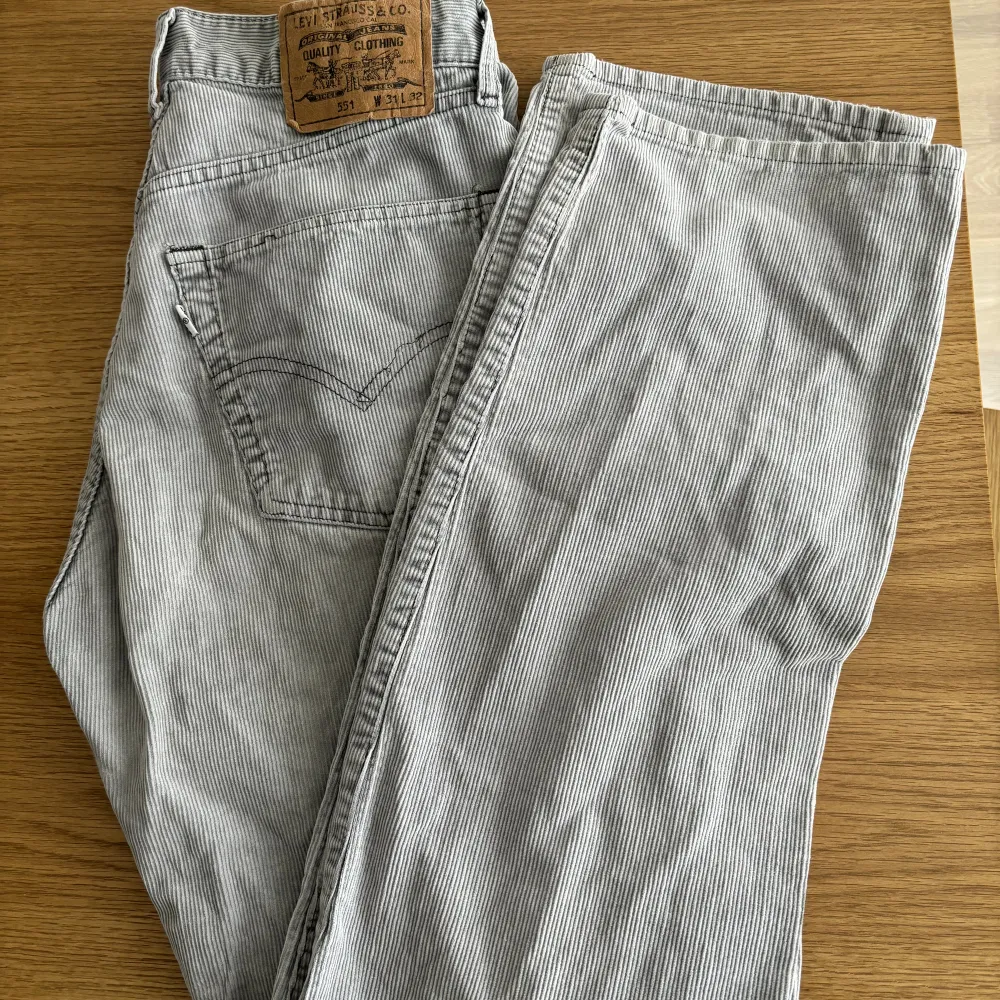 Coola manchesterbyxor från Levi's. Rak modell med hög midja. Passar både herr och dam.   Byxorna har ett litet hål vid sidan av bakfickan, se bild.. Jeans & Byxor.