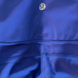 Lululemon träningsbyxor - Jättesnygga träningsbyxor från lululemon, faller tyvärr inte i den stilen jag brukar använda vill ha lite lösare därav jag säljer de. Nypris ca 1480kr jag släpper de för 900kr och kan skickas med spårning. 