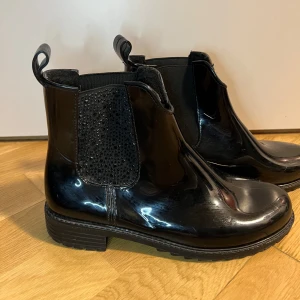 Rieker dam skor - Nyskick. Fina höst och vinterskor. Vattentät. Ordinarie pris 949 kr, vid snabb affär kan pris diskuteras.  