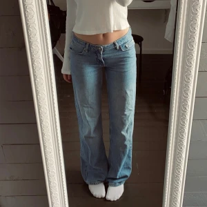 Lågmidjade jeans  - Ljusblåa lågmidjade jeans ifrån lager 157❣️❣️