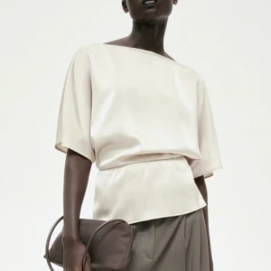 Vit blus  - Vit blus från hm som har prislapp kvar och aldrig använts. Slut på hemsidan. Säljer då den inte kommer till användning🤍nypris: 279