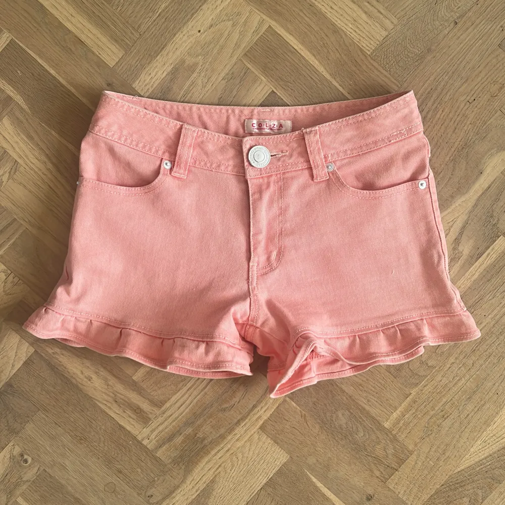 Så söta rosa jeansshorts med volanger💖. Shorts.