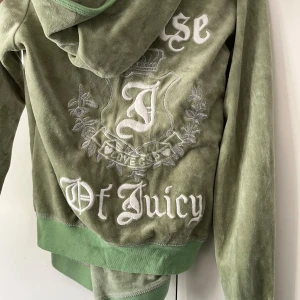 Vintage Juicy couture - Storlek XL men passar M och mindre finns även matchande byxor till vid intresse kan fler bilder skickas! 