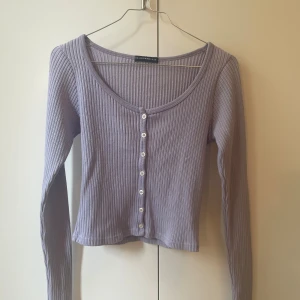 Lila kofta | Brandy Melville - Jättegullig ribbad kofta från Brandy Melville med knappar framtill💜 Koftan är i one size, men jag skulle säga att den passar alla mellan XXS-M beroende på hur man vill att den ska sitta! Använd ett fåtal gånger och i bra skick!!💓