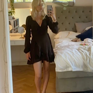 Brun sommarklänning från BikBok  - Fin sommarklänning med glansig och brun färg och band man kan knyta runt midjan🤩 Har länge varit favoritklänningen!