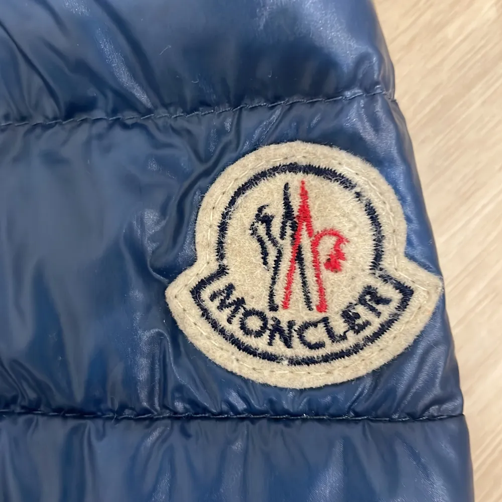 Säljer en autentisk Moncler jacka i perfekt skick. Den är varm, stilren och av högsta kvalitet. Storlek S men passar M, färg blå. Perfekt för en blöt sommarkväll och både funktionell och snygg. Priset är ej spikat så det går att diskutera. . Jackor.