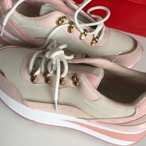 Skor - Fina rosa skor från Italien, har inte kunnat använda den utomhus eftersom jag har andra skor. De är väldigt bekväma när man provar dem. Det är verkligen värt det.