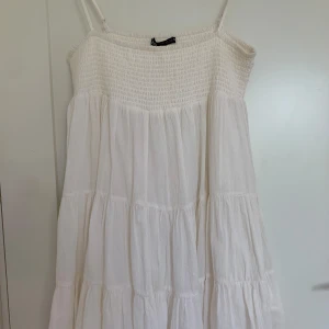 Zara klänning  - Jag säljer en vit klänning från zara i storlek M. Klänningen är oanvänd med prislappen kvar, och är i ett bra skick. Köpte klänningen för 400kr men säljer för 250kr!