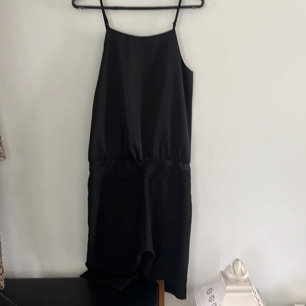 Supersnygg jumpsuit från KAREN BY SIMONSEN. Den är i superbra skick och aldrig använd , har även prislappen kvar💖 inga defekter . Nypris : 1200kr. Shorts.