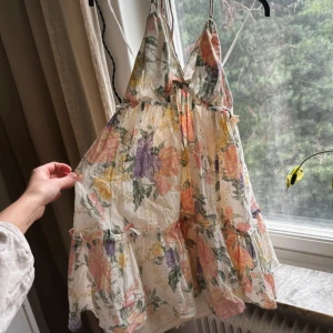 Sommarklänning  - Denna klänning är använd vid få tillfällen. Supersöt, men har ingen användning för denna.  Helt intakt och utan fläckar såklart