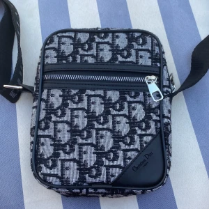 Cristian dior  - Säljer denna bag/väska. Skick 10/10 inte använt bara varit i garderob.